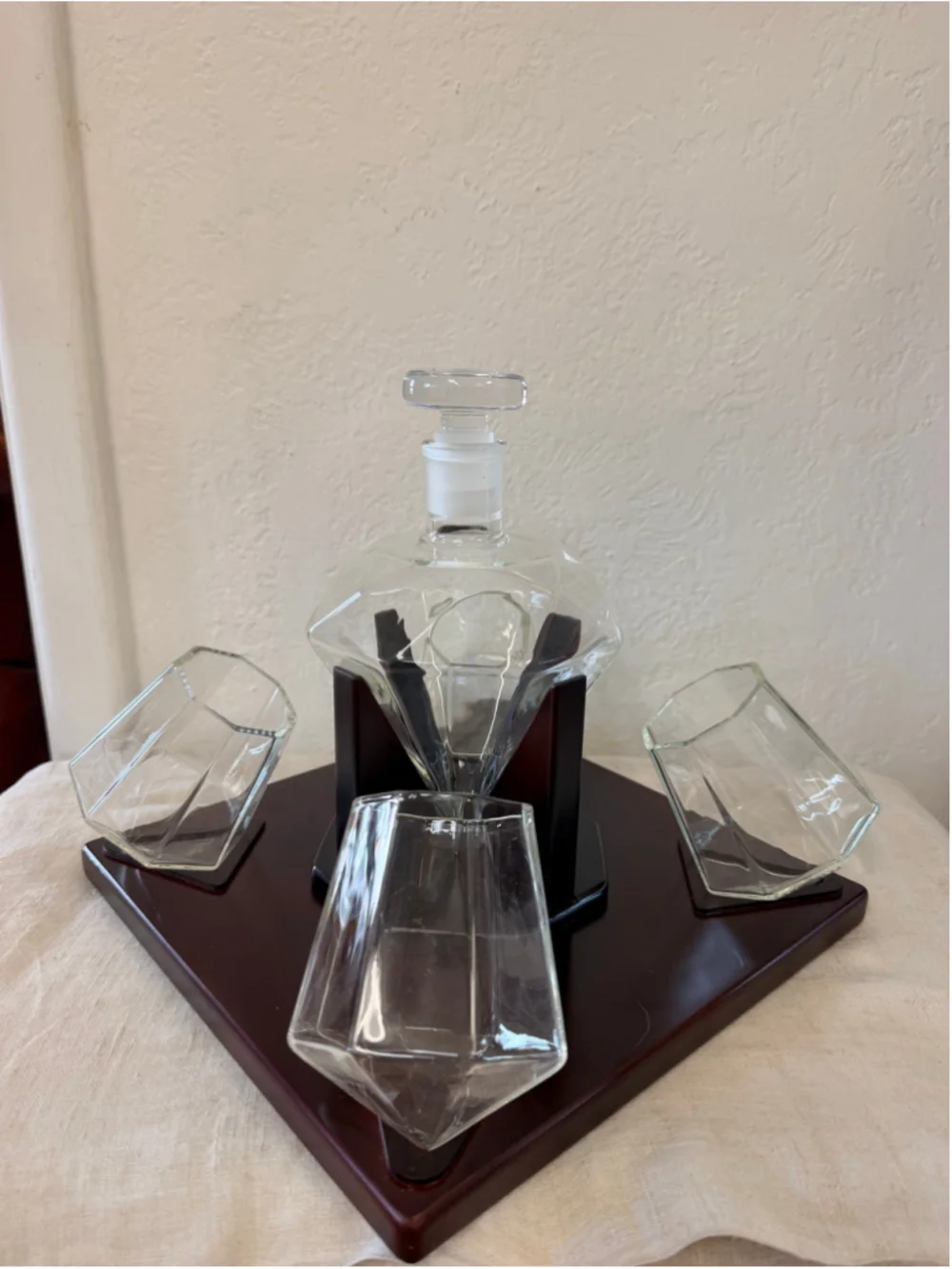 The Wine Savant Diamond Whiskey Decanter 4 Glasses Mahogany Wood Stand 750ml Set